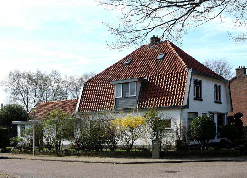 gaat hier om de linkerzeide van het huis, is dus 2 onder 1 kap